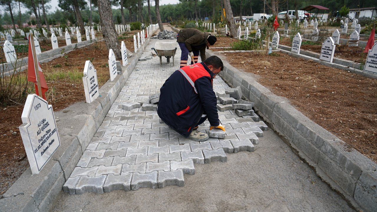 Kapıçam mezarlığında bakım devam ediyor!