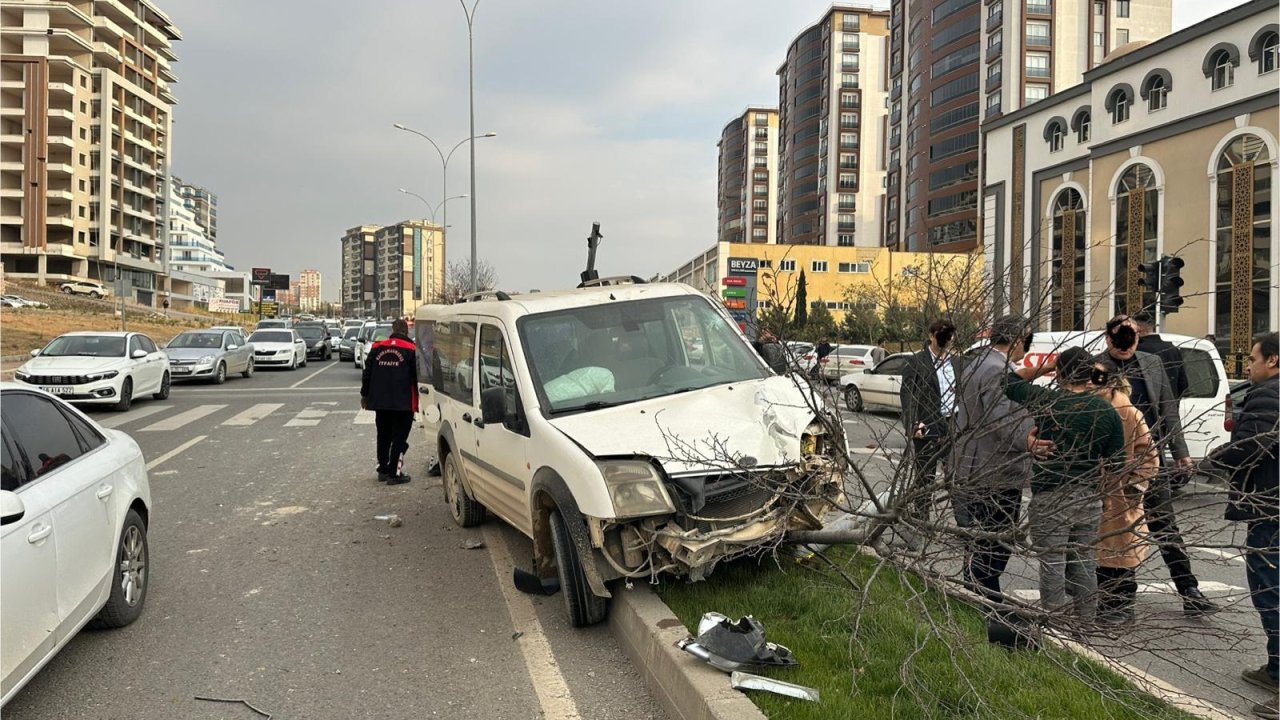 Kahramanmaraş’ta ticari araç yıktı geçti!