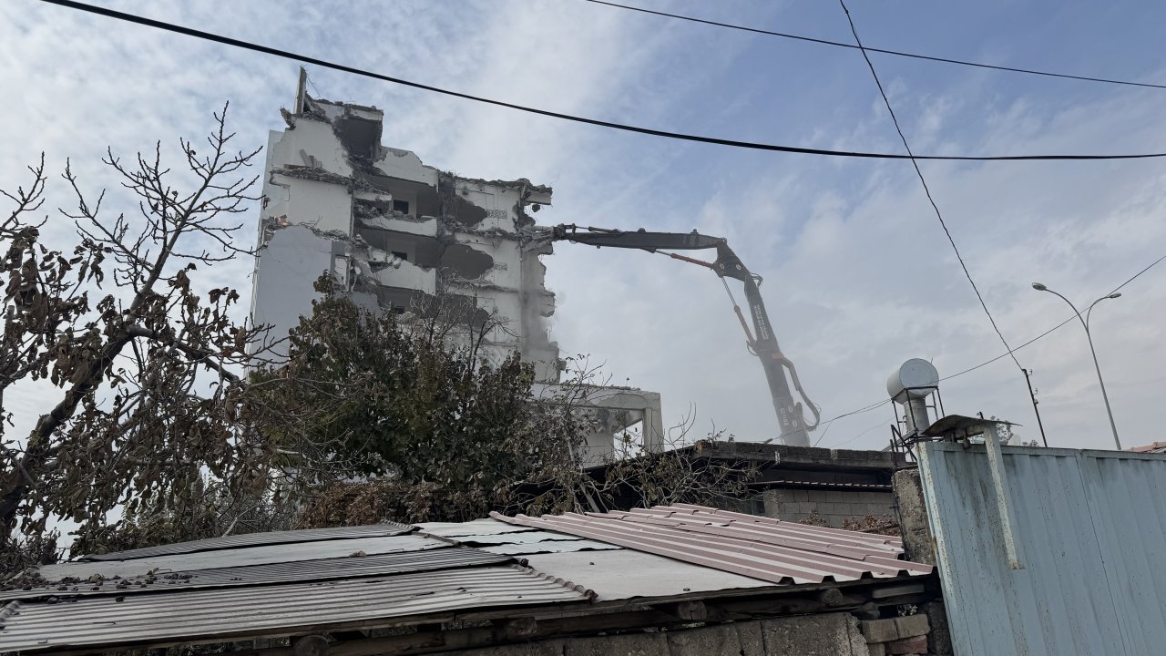 Kahramanmaraş'ta ağır hasarlı binaların yıkımı devam ediyor!