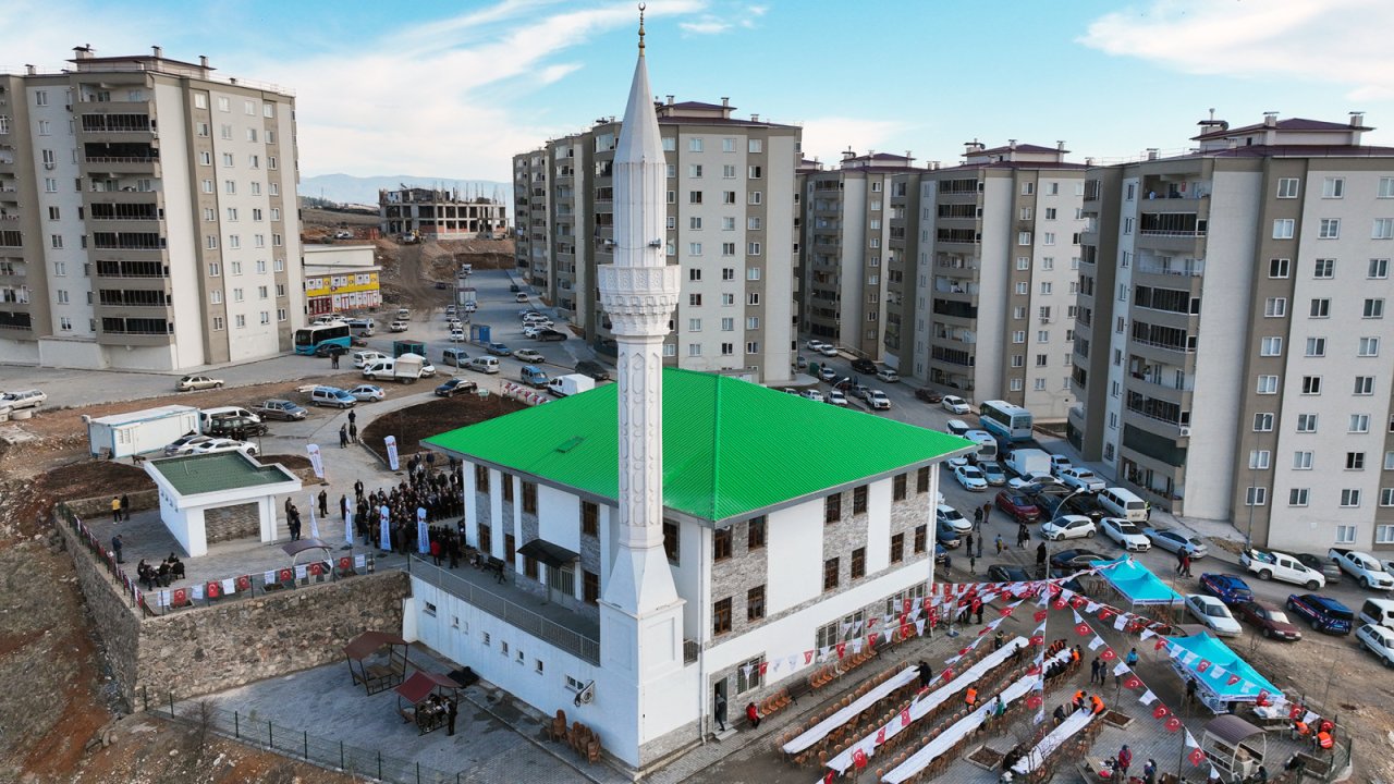 Kahramanmaraş’ta hayırsever ailenin yaptırdığı cami hizmete açıldı!