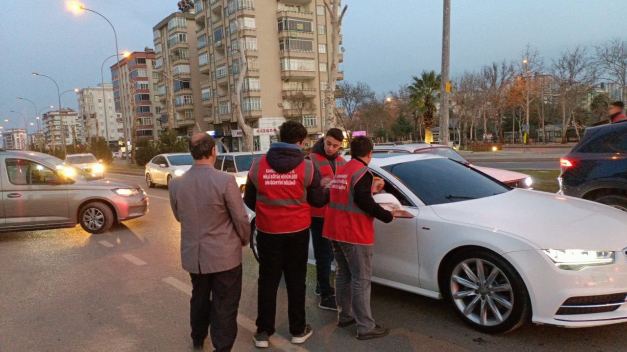 Kahramanmaraş’ta İftara Yetişemeyenlere Öğrencilerden Gönüllü Destek