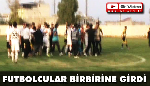 Futbolcular birbirine girdi