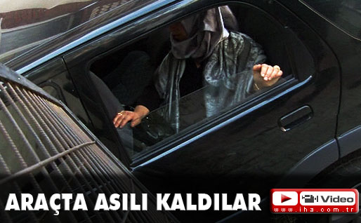 Araçta asılı kaldılar