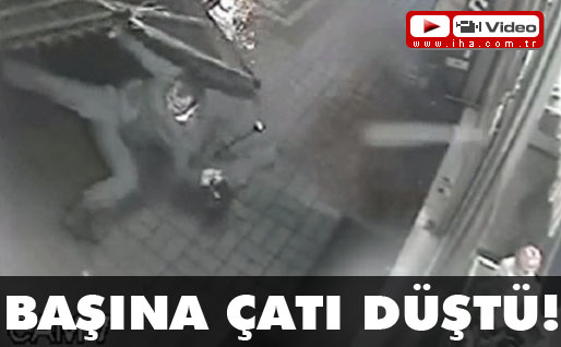 Başına çatı düştü!