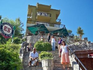 Emel Sayın Marmaris’teki Gayrimenkullerini Satıp Çeşmeye Yerleşiyor