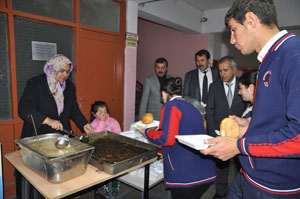 Taşımalı Öğrencilere Sıcak Yemek Veriliyor