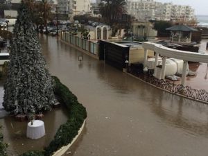 Ünlü Şovmen Otelde Mahsur Kaldı