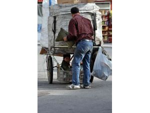 Hem Ekmek Parasını Hem Çocuklarını Taşıyor