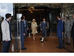 Lady Gaga Düşme Tehlikesi Geçirdi