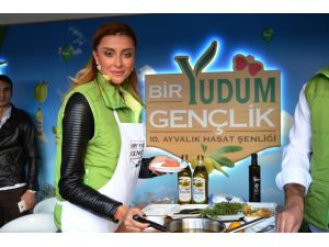 Ünlü Manken Özge Ulusoy Ayvalıklılara Zeytin Yağlı Somon Balığı İkram Etti