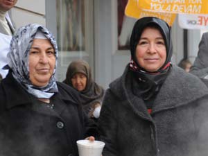 AK Partili Kadınlar Aşure Dağıttı