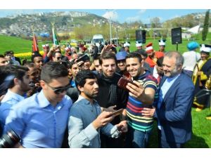 Sami Yusuf, Selfi Yapmak İsteyen Öğrencilerin Arasında Kaldı