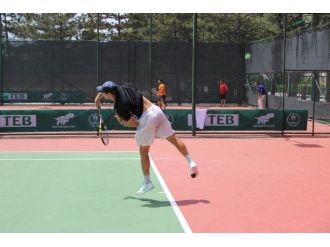 Anadolu Üniversitesi’nde Tenis Heyecanı