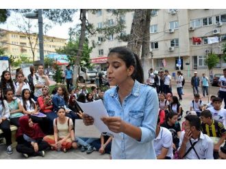 Öğrenciler Okullarının Taşınmasını Protesto Etti