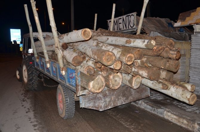 Kağıt gibi ezilen otomobilden sağ çıktılar