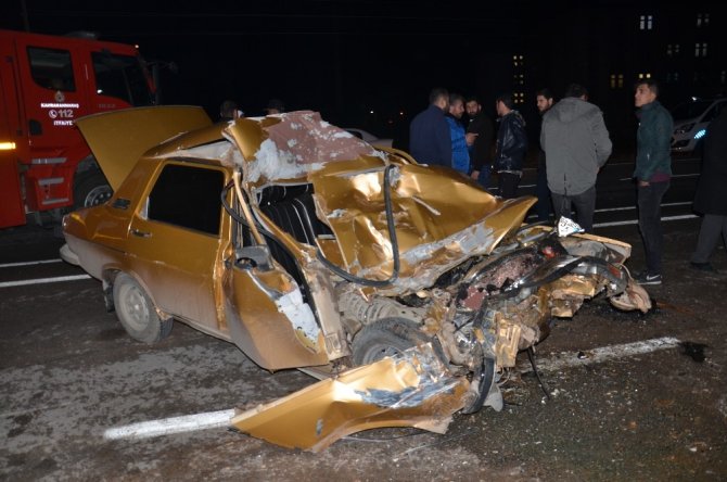 Kağıt gibi ezilen otomobilden sağ çıktılar