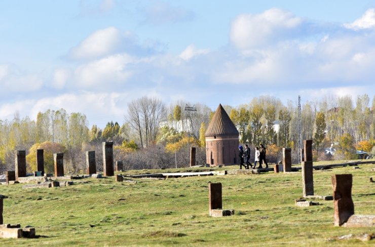 Selçuklu Meydan Mezarlığı ziyaretçi akınına uğruyo