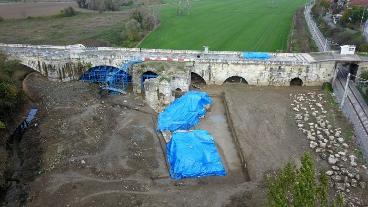 Bin 500 yıldır ayakta duran köprüde hamam yapısı ortaya çıktı