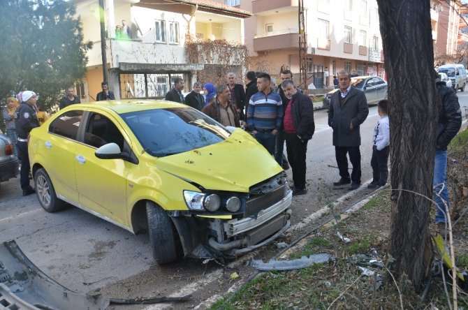 Elbistan'da çocuğa çarpmamak için ağaca çarptı iki yaralı