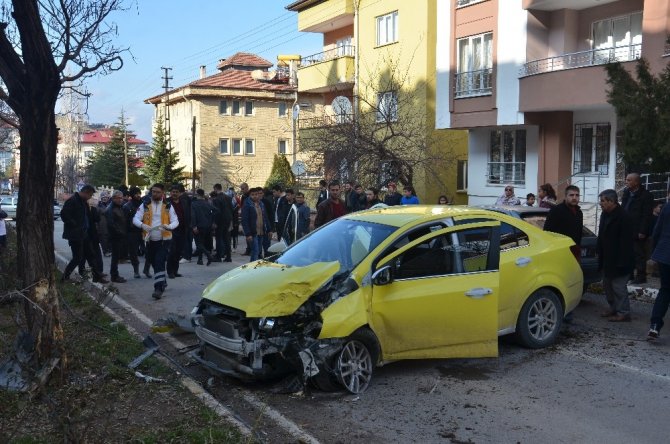 Elbistan'da çocuğa çarpmamak için ağaca çarptı iki yaralı