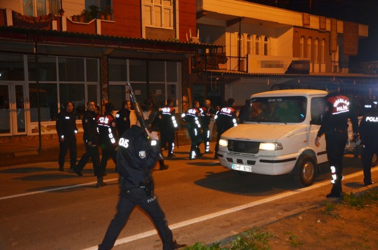 Adana’da polise bunu da yaptılar