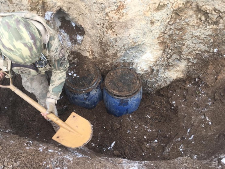 Erciş kırsalında PKK terör örgütüne ait  cephanelik ele geçirildi