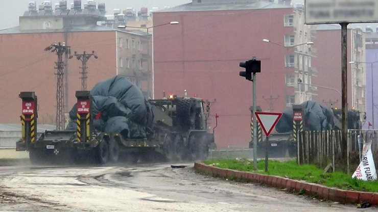 Sınıra 15 tank ve askeri mühimmat sevk edildi