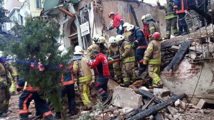 İstanbul Fatih'de bina çöktü iki kişi öldü