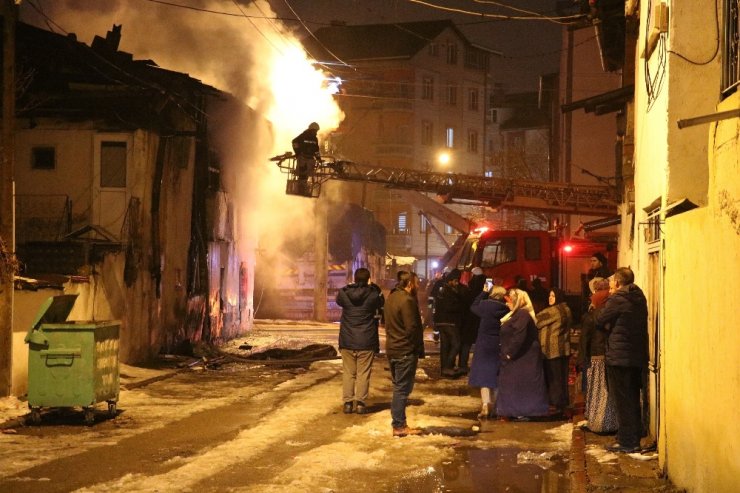 Çocuklarının evde kaldığını düşünen anne sinir krizi geçirdi