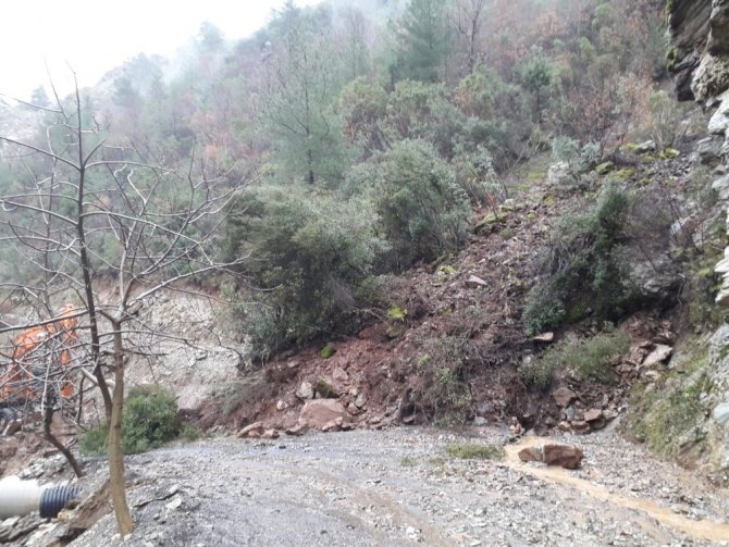 Kahramanmaraş’ta şiddetli yağmur yollarda heyelana sebep oldu