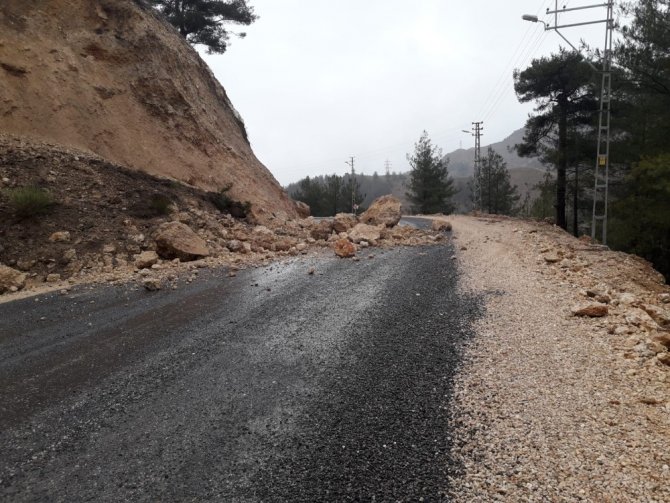 Kahramanmaraş’ta şiddetli yağmur yollarda heyelana sebep oldu