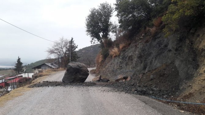 Kahramanmaraş’ta şiddetli yağmur yollarda heyelana sebep oldu