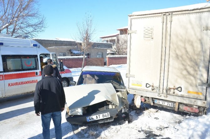 Elbistan'da araçların arasına sıkışan genç hayatını kaybetti