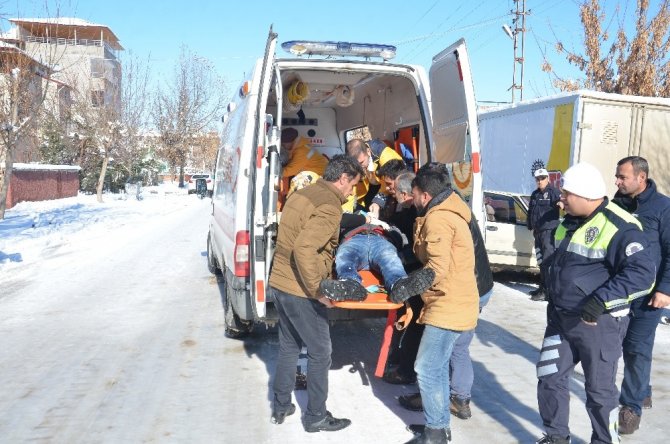 Elbistan'da araçların arasına sıkışan genç hayatını kaybetti