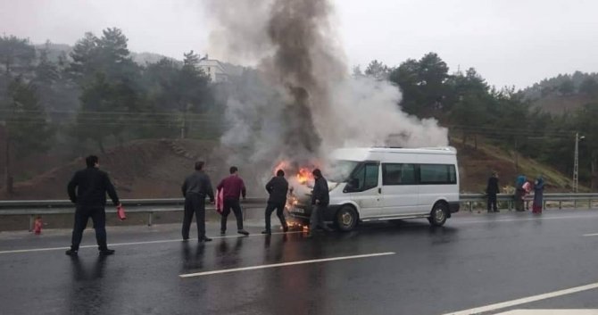 Seyir halindeki minibüs alev alev yandı