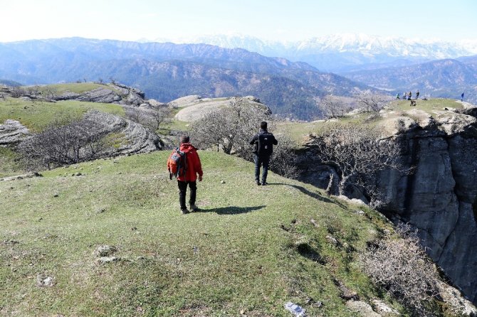 Güredil Kalesi fotoğraf sanatçıları ve dağcıların akınına uğruyor