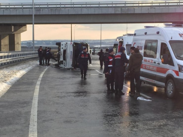 Buzlanan yolda servis devrildi! 9 yaralı var