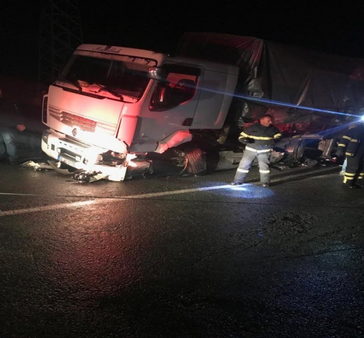 Özel harekat polislerini taşıyan araç TIR’la çarpıştı