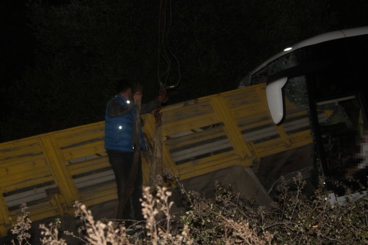 Yolcu otobüsü ile kamyon çarpıştı: Ölü ve yaralılar var