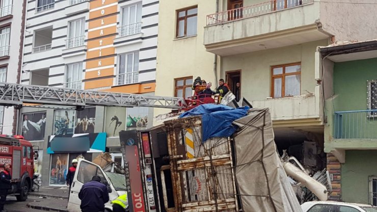 Çekirdek yüklü kamyon önce park halindeki 3 araca çarptı.