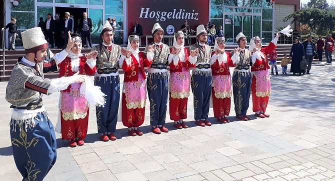 Halk oyunları kurslarına gençlerin ilgisi arttı