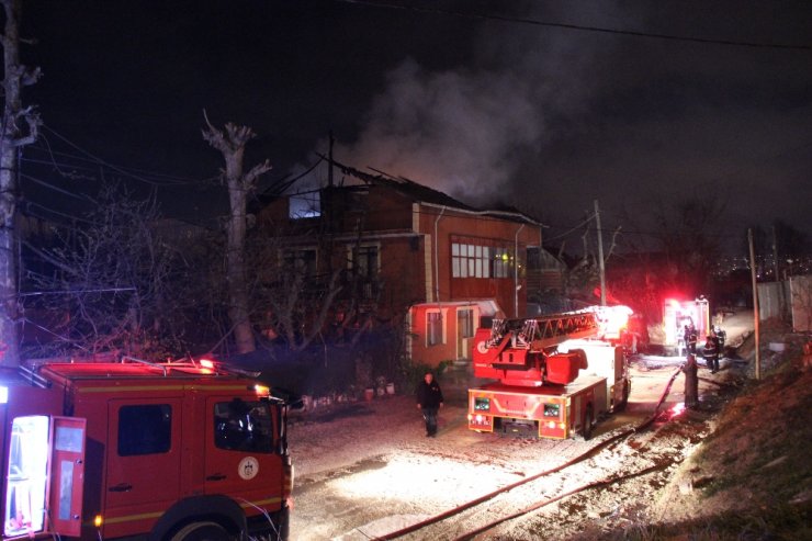 3 katlı binada yangın çıktı, baba ve oğlu hastanelik oldu