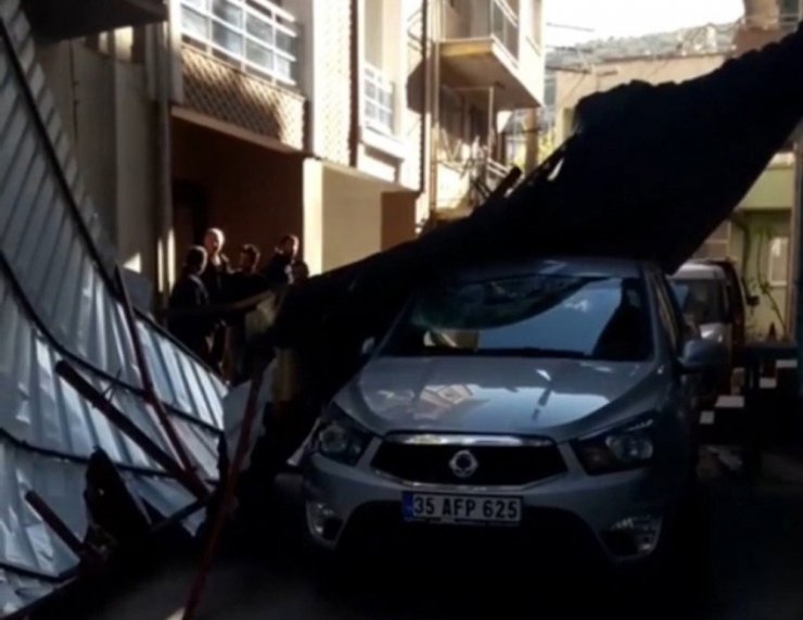 İzmir’de şiddetli fırtına: Çatılar uçtu, ağaçlar devrildi