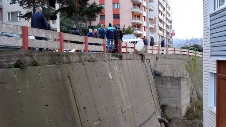 20 metreden aşağıya uçmaktan son anda kurtuldular