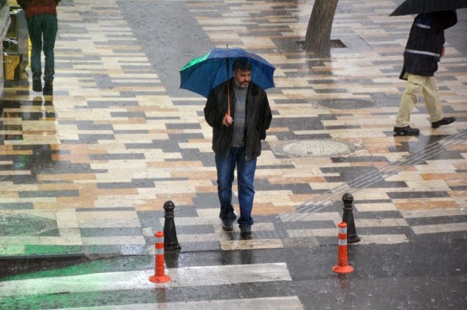 Kahramanmaraş’ta sağanak zor anlar yaşattı