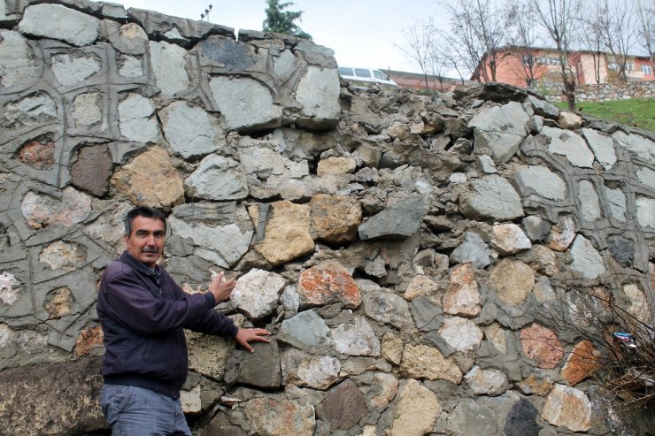 Yoğun yağış nedeniyle yol çöktü