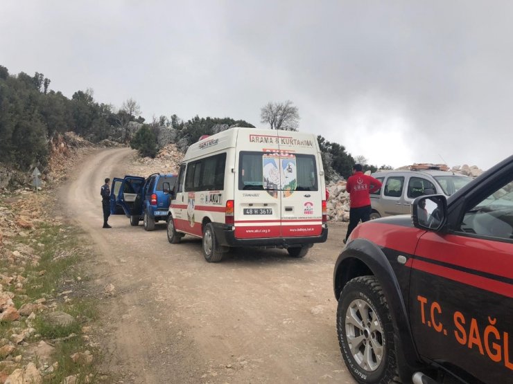 Kayalıklara düşen paraşüt pilotu ve yabancı yolcu öldü