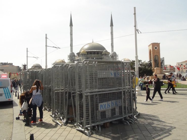 Taksim Meydanı’na bariyerler getirildi