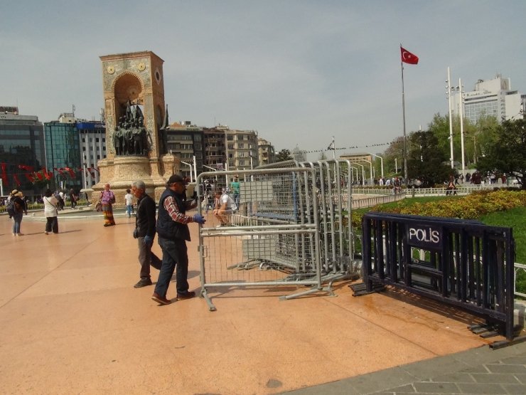 Taksim Meydanı’na bariyerler getirildi