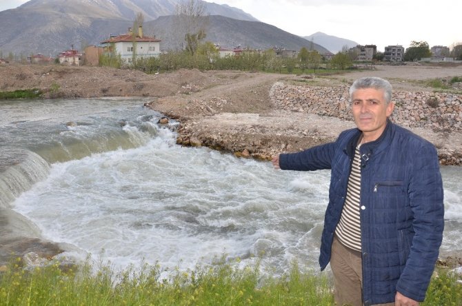 Elbistan'da göç yolundaki balıklar şelaleye takıldı